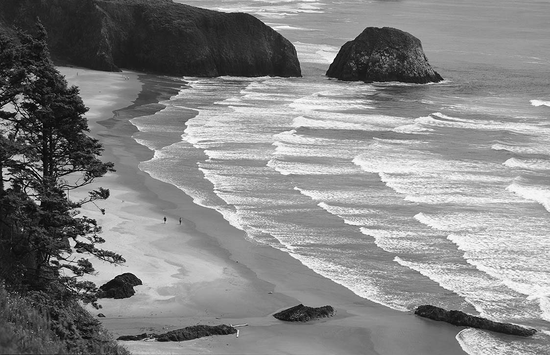 Black and white image of waves approaching Crescent beach OR